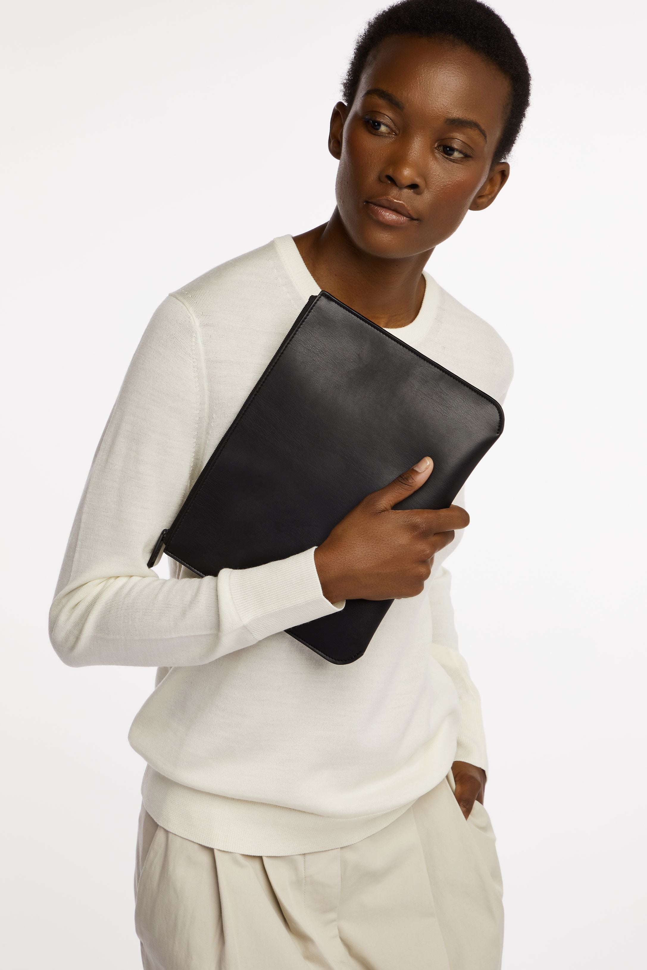 Yael Clutch bag- Medium Pouch in Black Onyx held by model