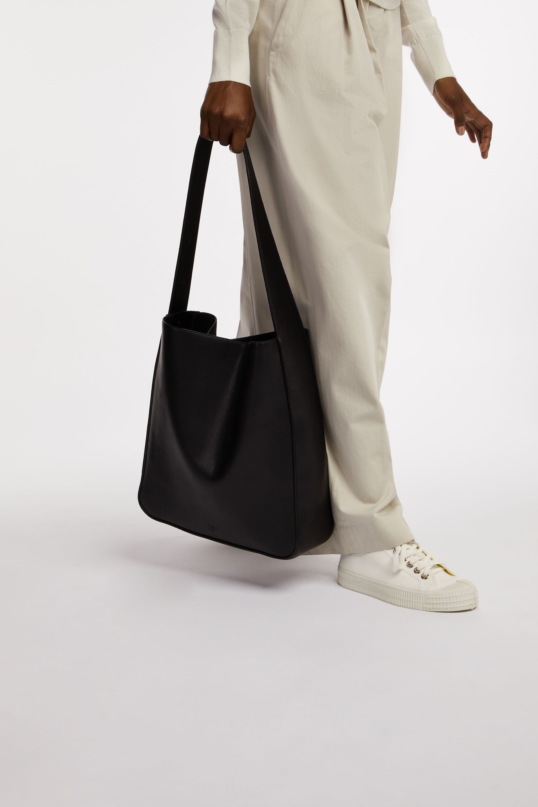 Rowe Tote in Black Onyx held by model