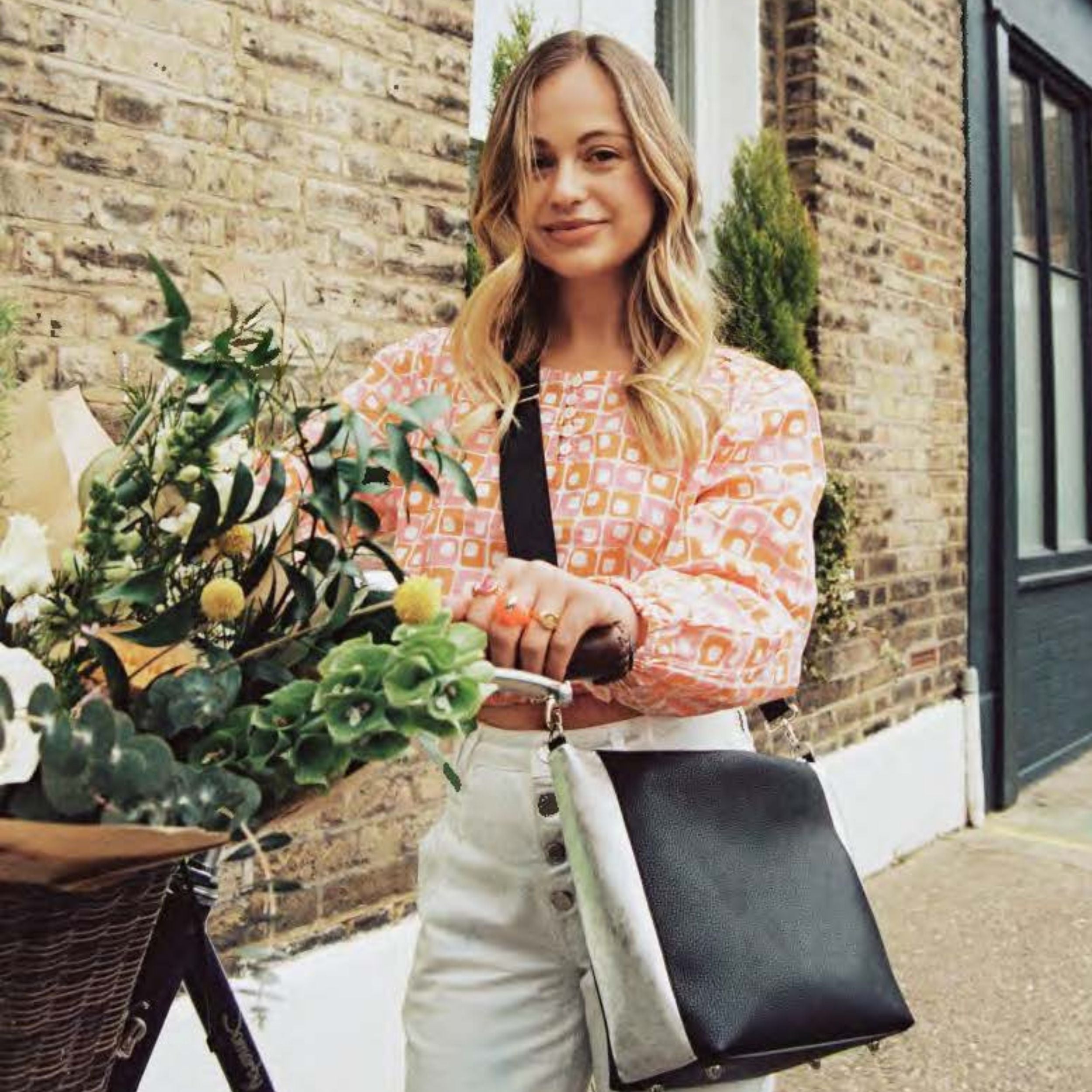 Mel x BEEN London crossbody Black Silver on model