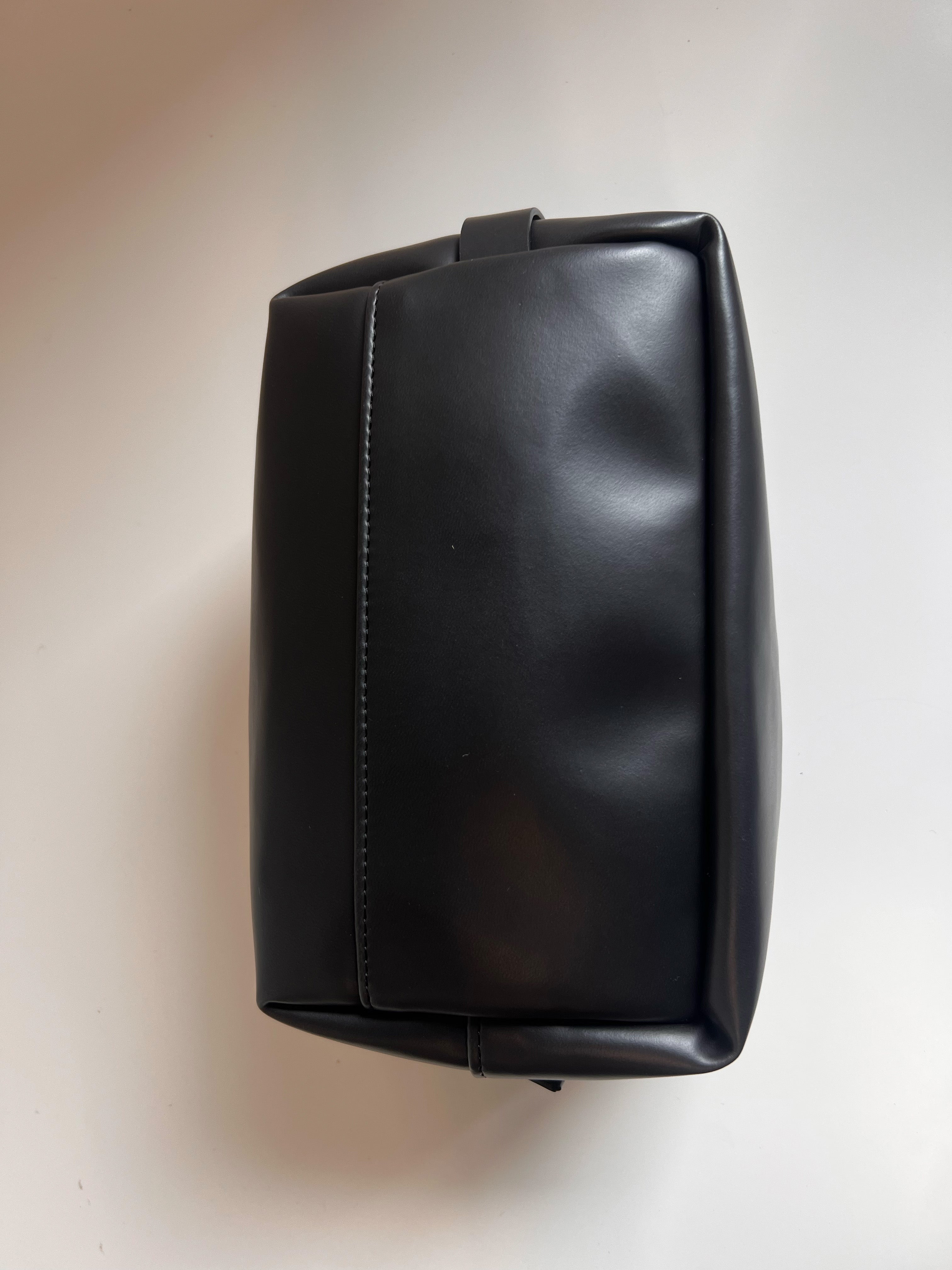 Apple Leather Washbag Black Onyx SAMPLE