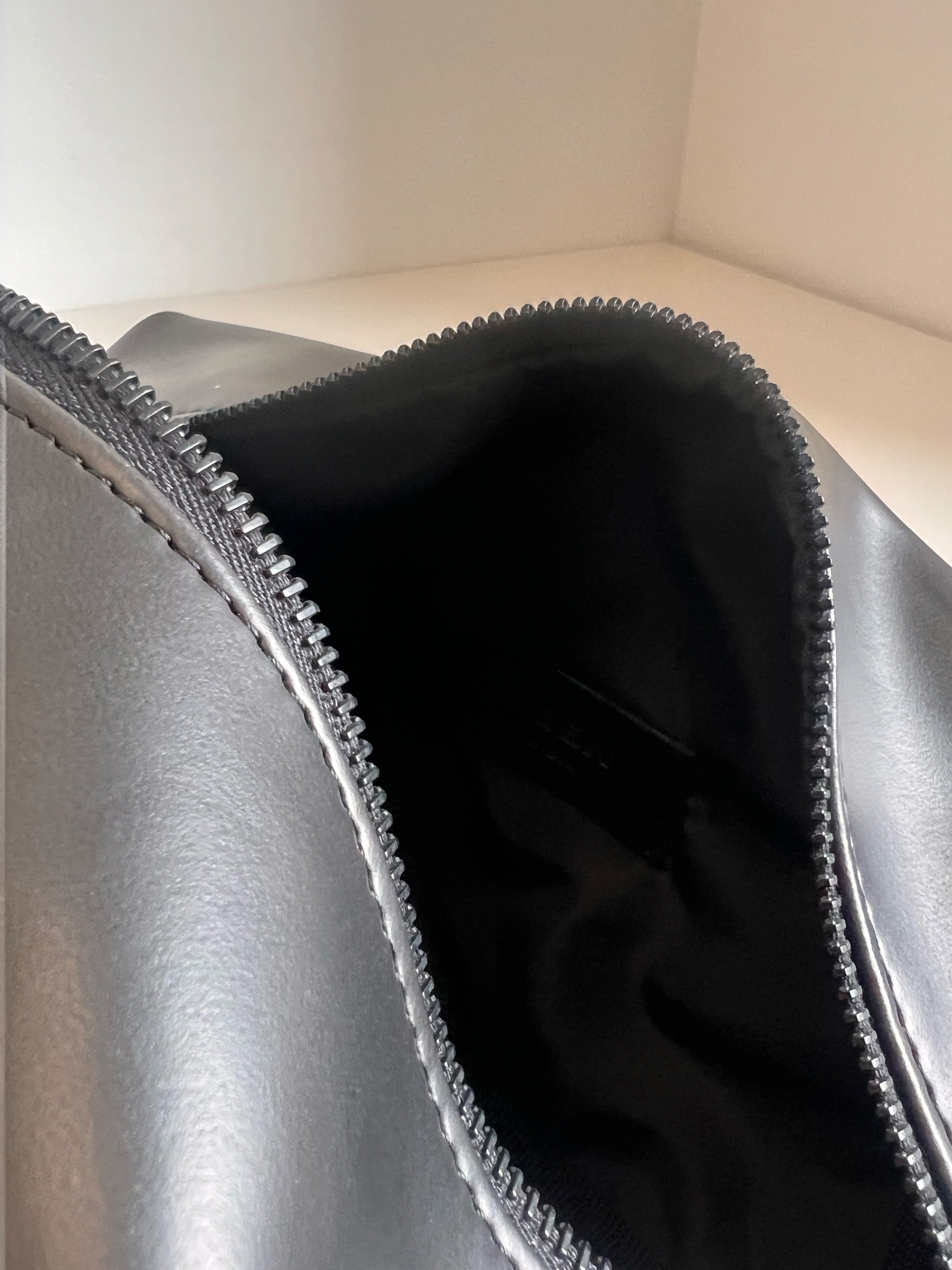 Apple Leather Washbag Black Onyx SAMPLE