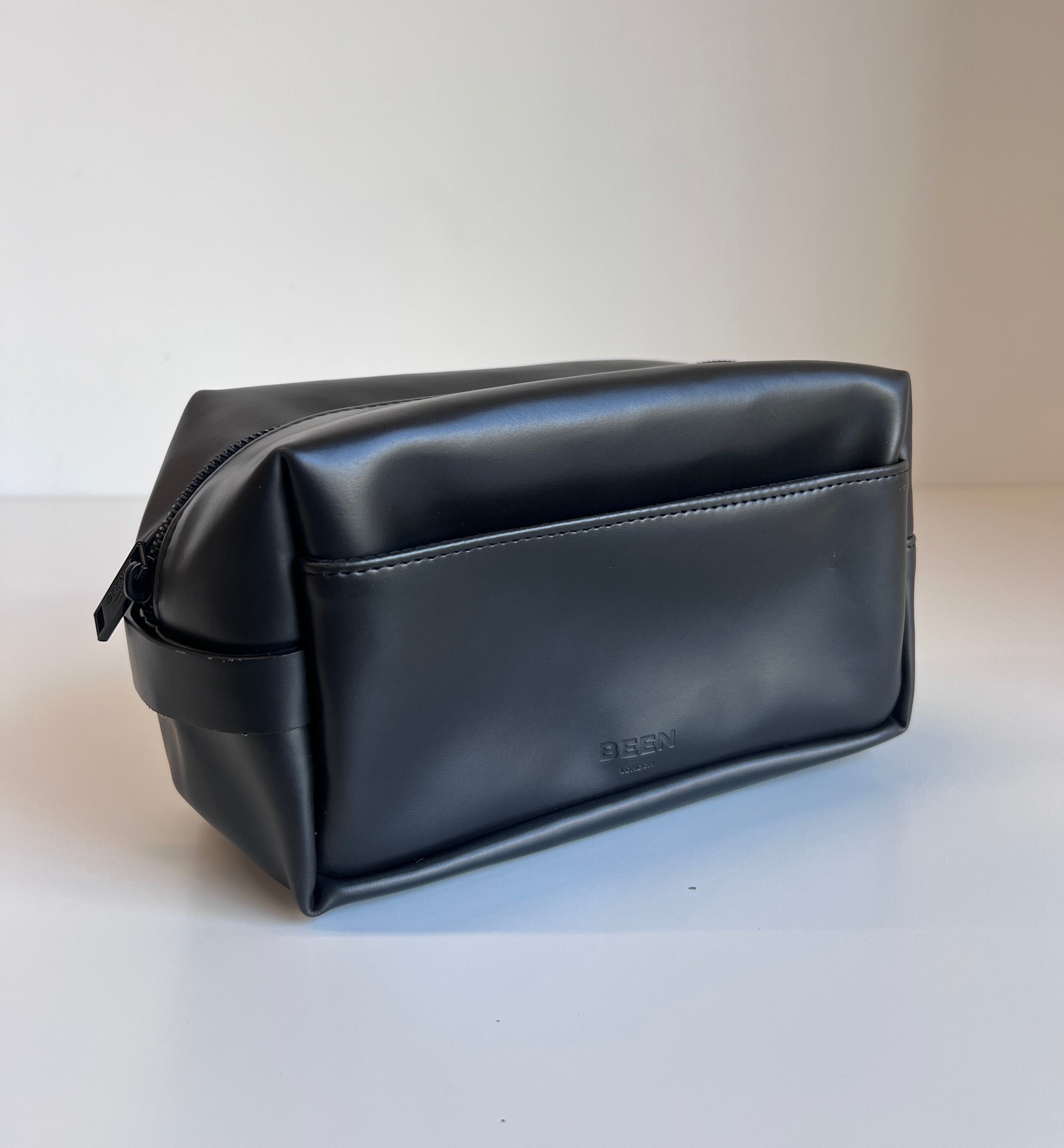 Apple Leather Washbag Black Onyx SAMPLE
