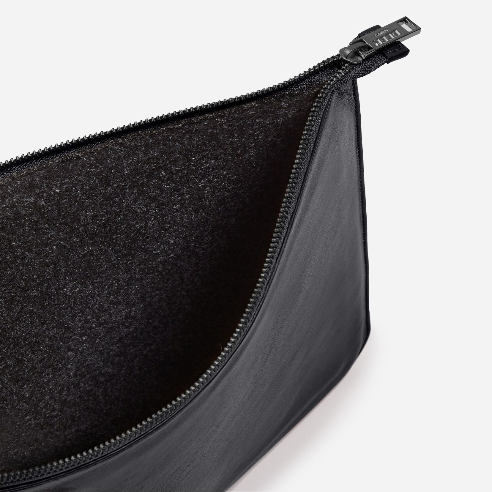 Martello Laptop Case- Large pouch in Black Onyx interior