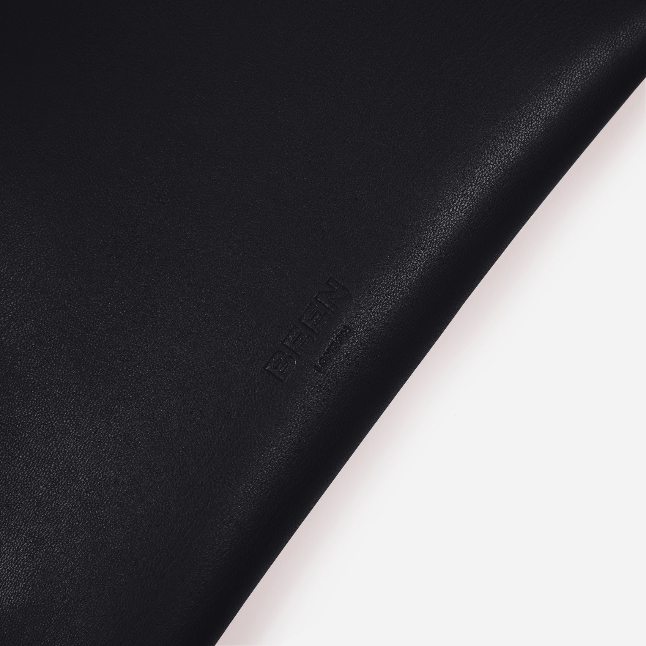 Yael Clutch bag- Medium Pouch in Black Onyx logo close up
