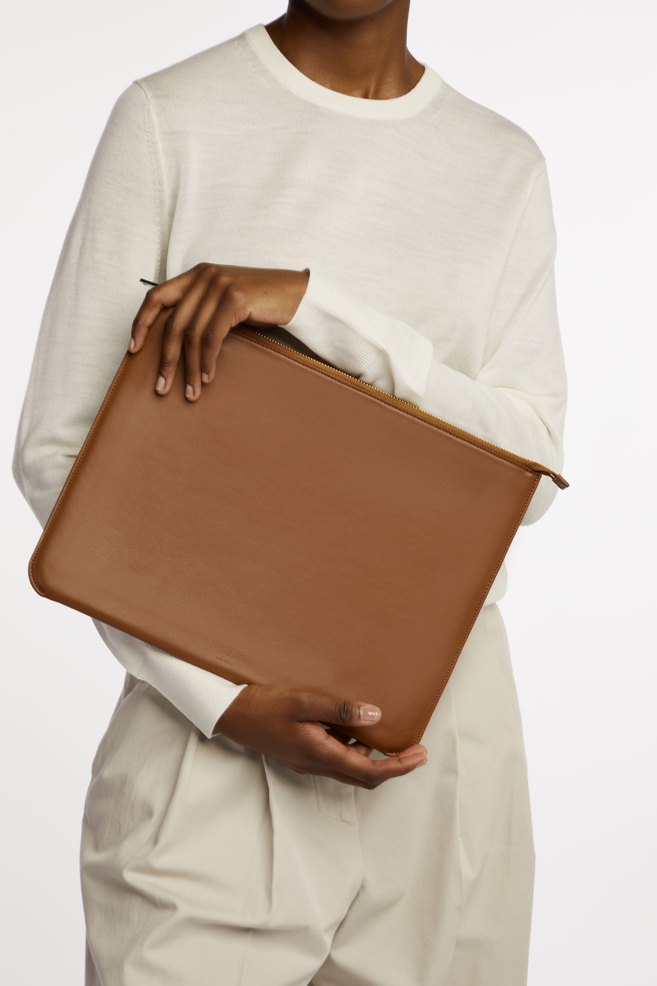 Martello Laptop Case- Large pouch in Acacia held by model