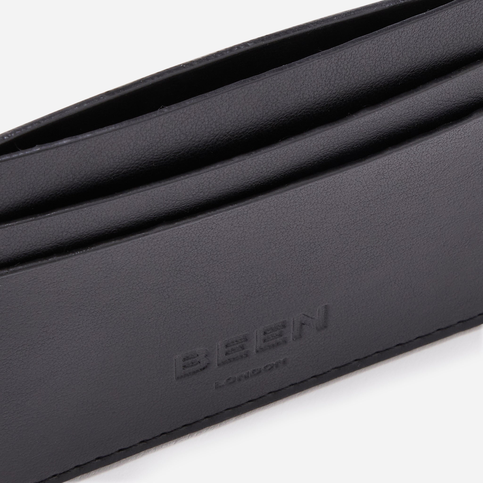 Vegan leather Wick Cardholder in Black onyx close up of the card openings in the front and the been london logo in the front bottom centre